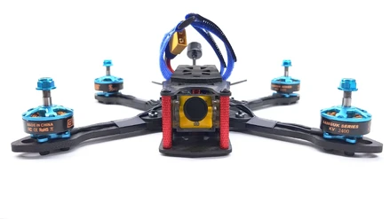 Autorski dron FPV zaprojektowany i zbudowany przez Rafio Customs