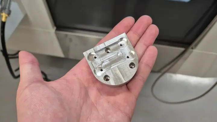 Frezowany detal aluminiowy wykonany metodą CNC