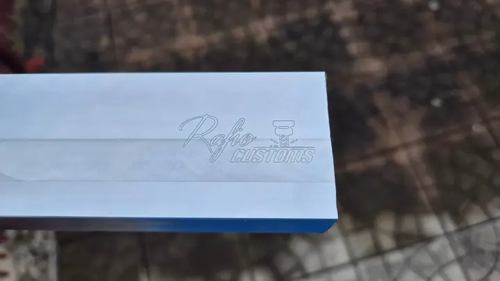 Grawerowanie napisów w elemencie aluminiowym